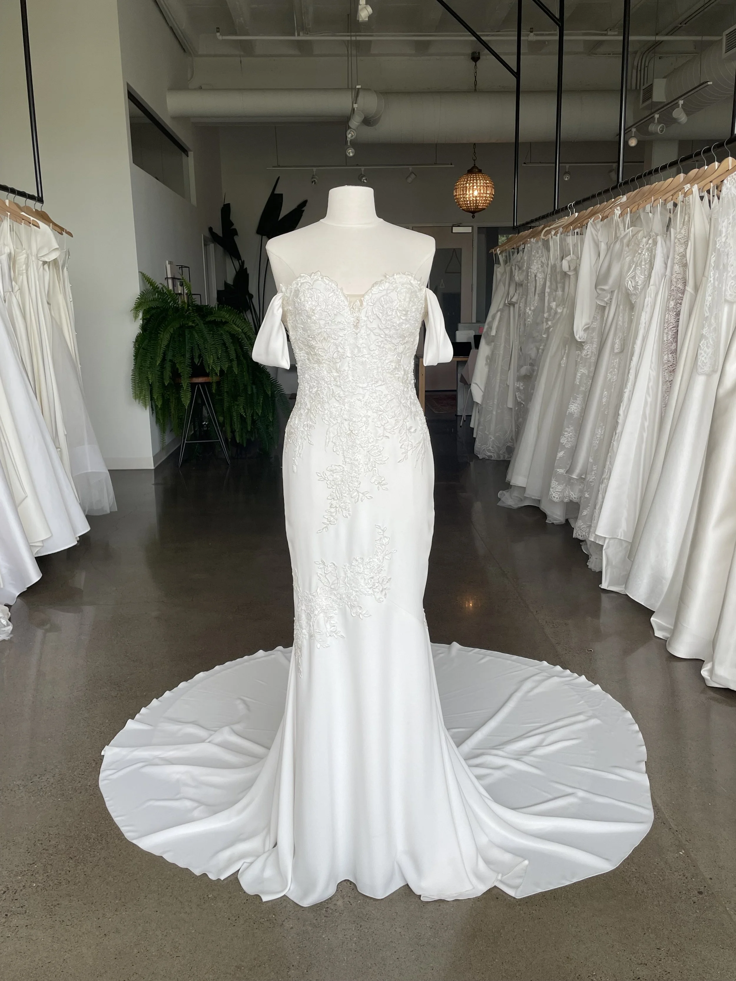 PRONOVIAS ウェディングドレス DANTE クレープ生地 スペイン製 Pronovias 'Dante' sample // bridal size 10 | The White Room